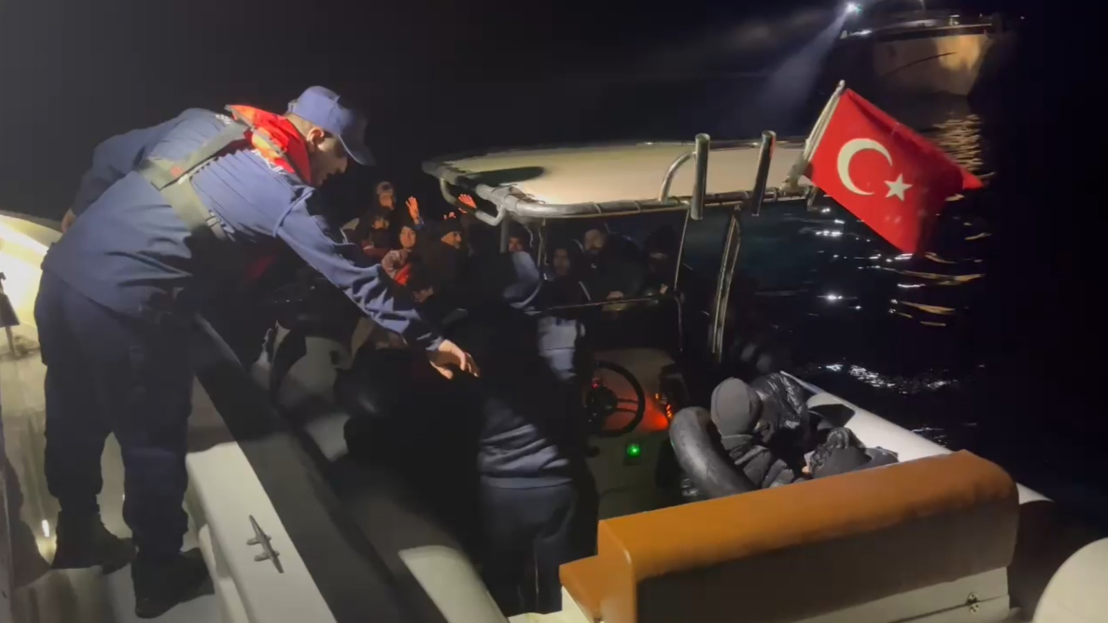 İzmirdə qanunsuz miqrantlar saxlanılıb 