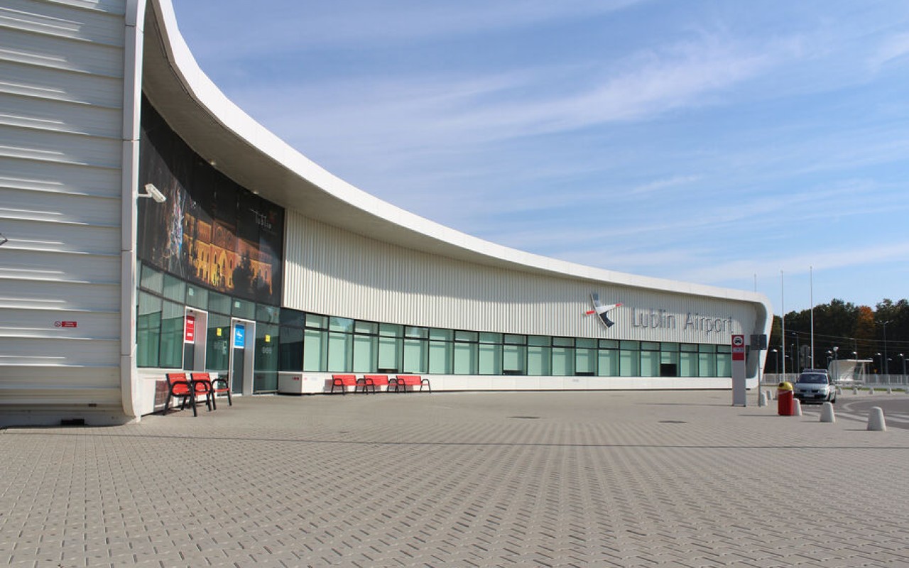 Polşada hava limanları bağlanıb