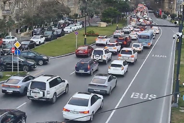 Bakıda hazırda sıxlıq müşahidə olunan yollar açıqlanıb 