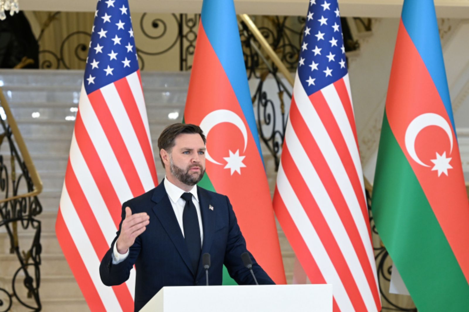 Vens Azərbaycan və Ermənistana səfərindən görüntülər paylaşıb - VİDEO