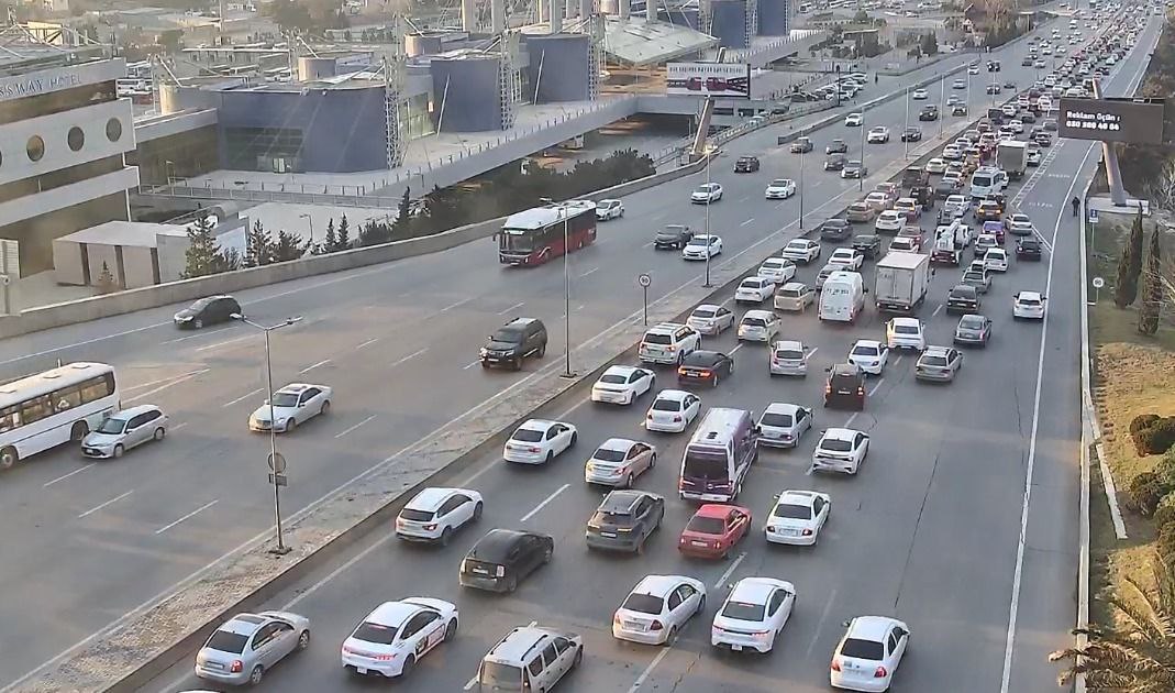 Bakıda hazırda sıxlıq müşahidə olunan yollar açıqlanıb 