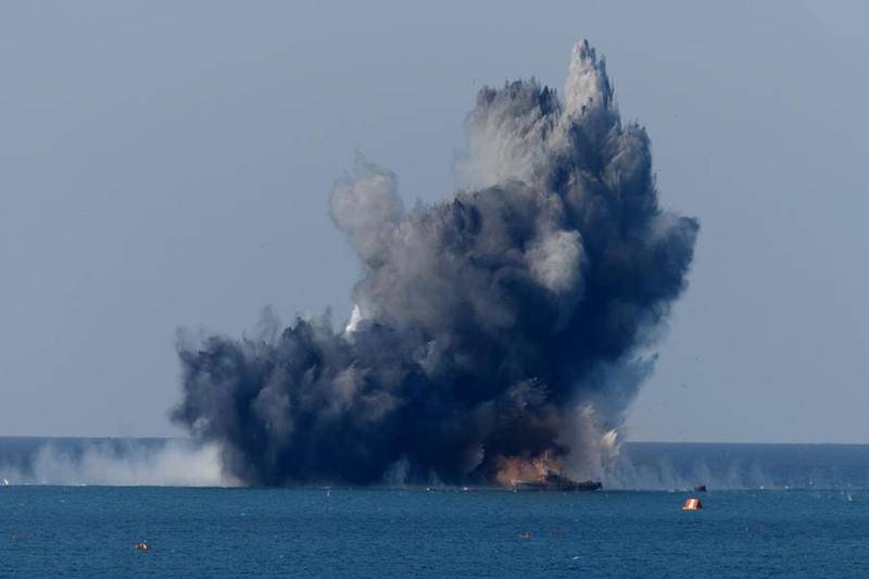 Ukrayna  Rusiya amfibiya nəqliyyat gəmisini vurub