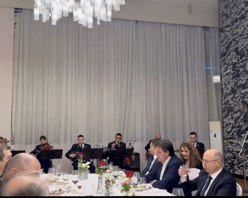 Vuçiçin adından verilən şam yeməyində "Ay Laçın" ifa edilib - VİDEO