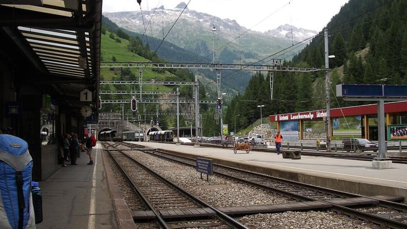 İsveçrədə 80 sərnişin daşıyan qatar relsdən çıxıb - YENİLƏNİB