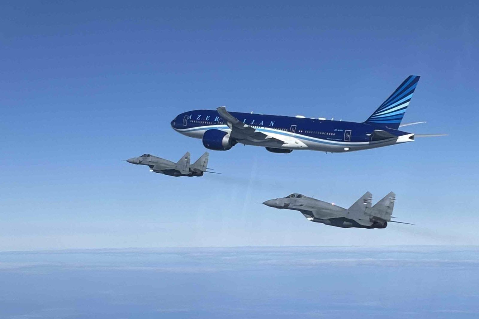 Serbiya qırıcıları İlham Əliyevin təyyarəsini müşayiət edib - FOTO