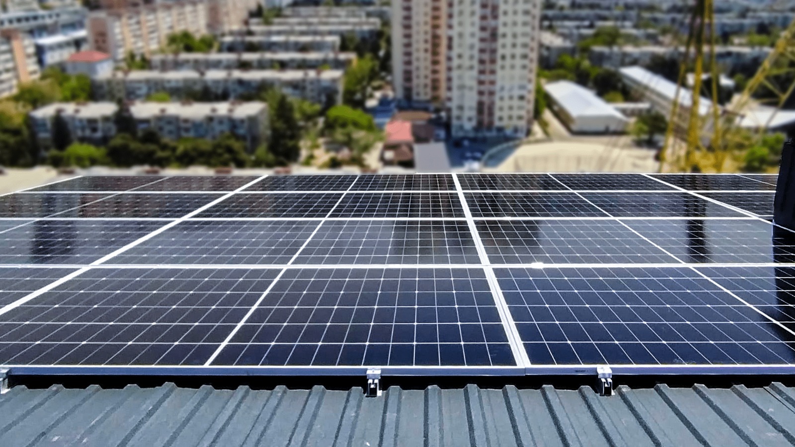 Kubada xəstəxanaların təcili yardım şöbələrində günəş panelləri quraşdırılır