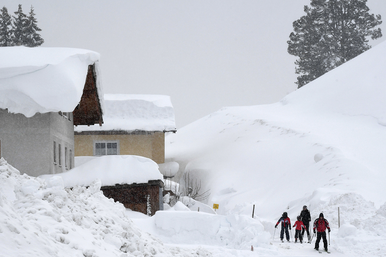 ABŞ-də qar uçqunu nəticəsində 10 xizəkçi itkin düşüb