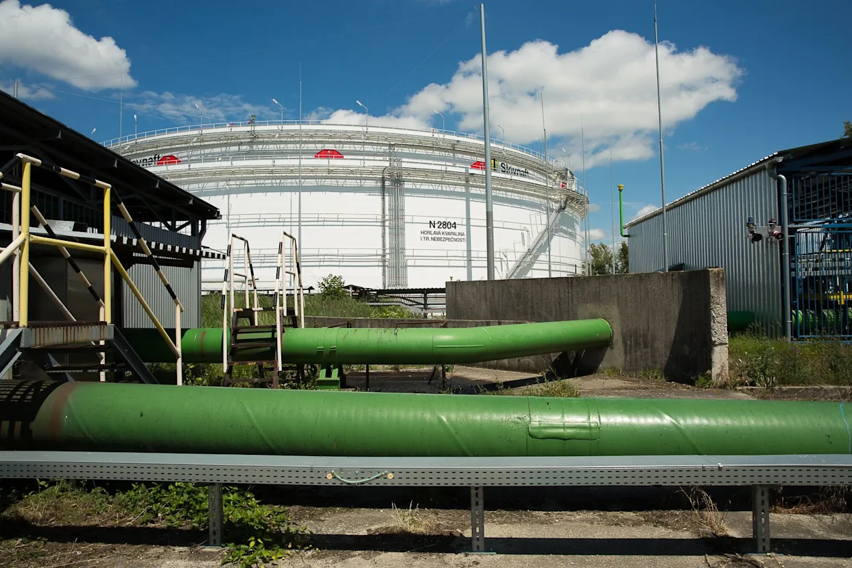 Slovakiya hakimiyyəti neft sektorunda fövqəladə vəziyyət elan edib