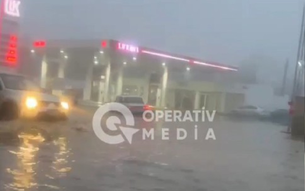 Paytaxtda yolun bir hissəsi suyun altında qalıb