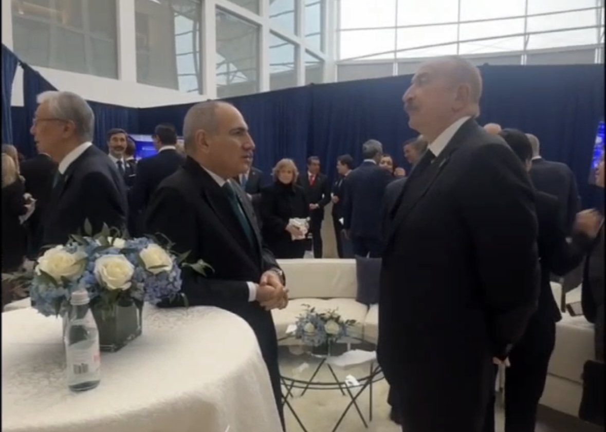 İlham Əliyev Paşinyanla ayaqüstü söhbət edib