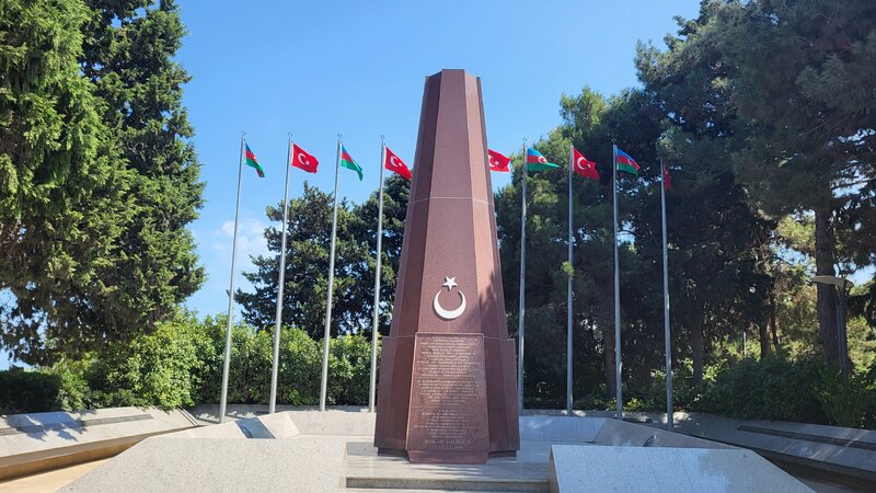 TBMM-in komitə sədri "Türk şəhidliyi" abidəsini ziyarət edib