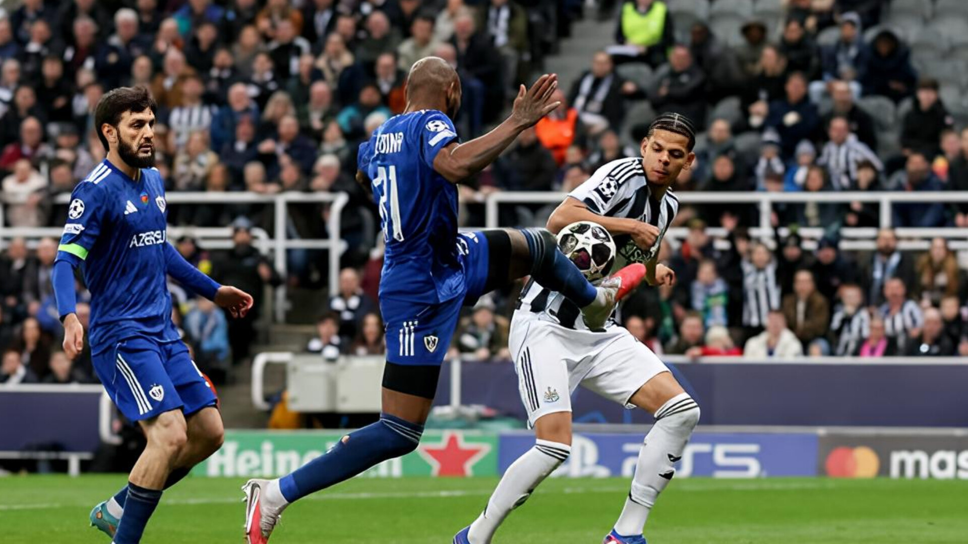 "Qarabağ"ın müdafiəçisi: Çempionlar Liqasından başımız dik şəkildə ayrıldıq 