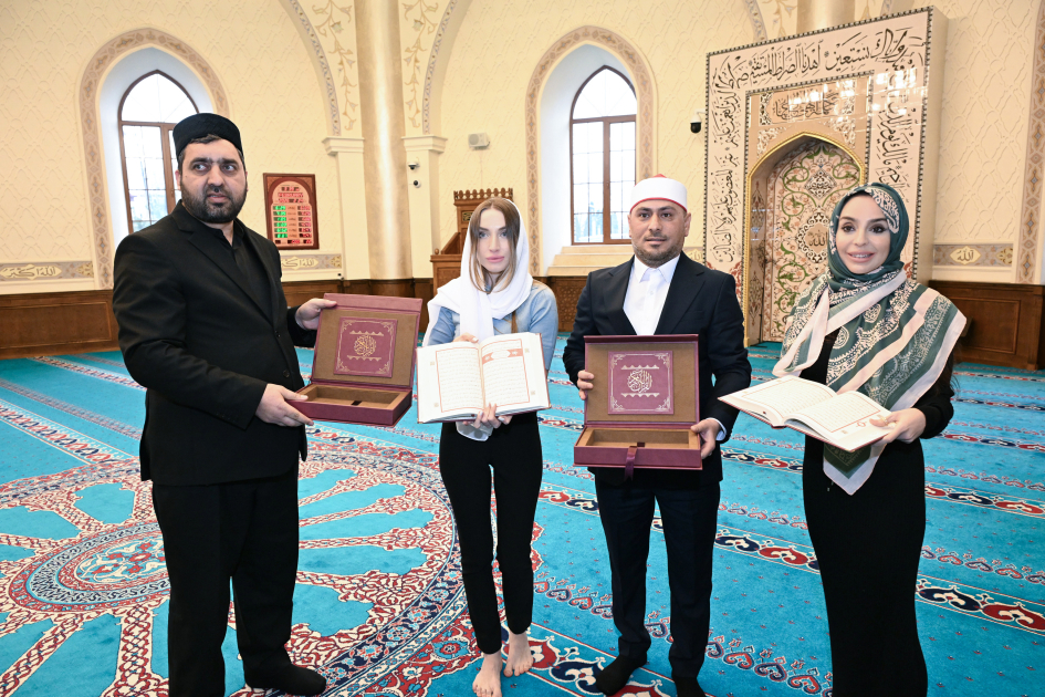 Leyla Əliyeva və Alena Əliyeva Cümə məscidini ziyarət ediblər