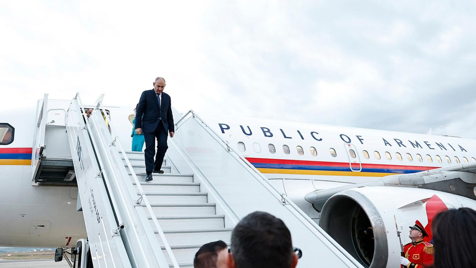 Paşinyan Polşaya səfər edib