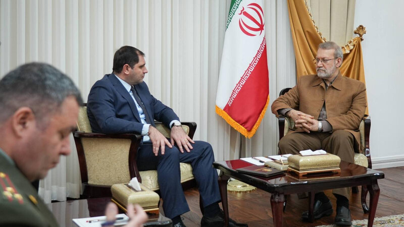 Ermənistan müdafiə naziri Əli Laricani ilə görüşüb