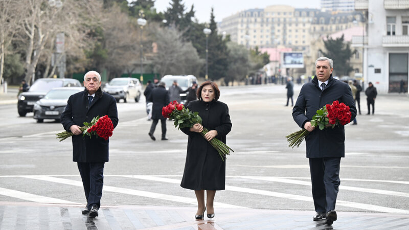 Dövlət və hökumət rəsmiləri "Ana harayı" abidəsini ziyarət ediblər