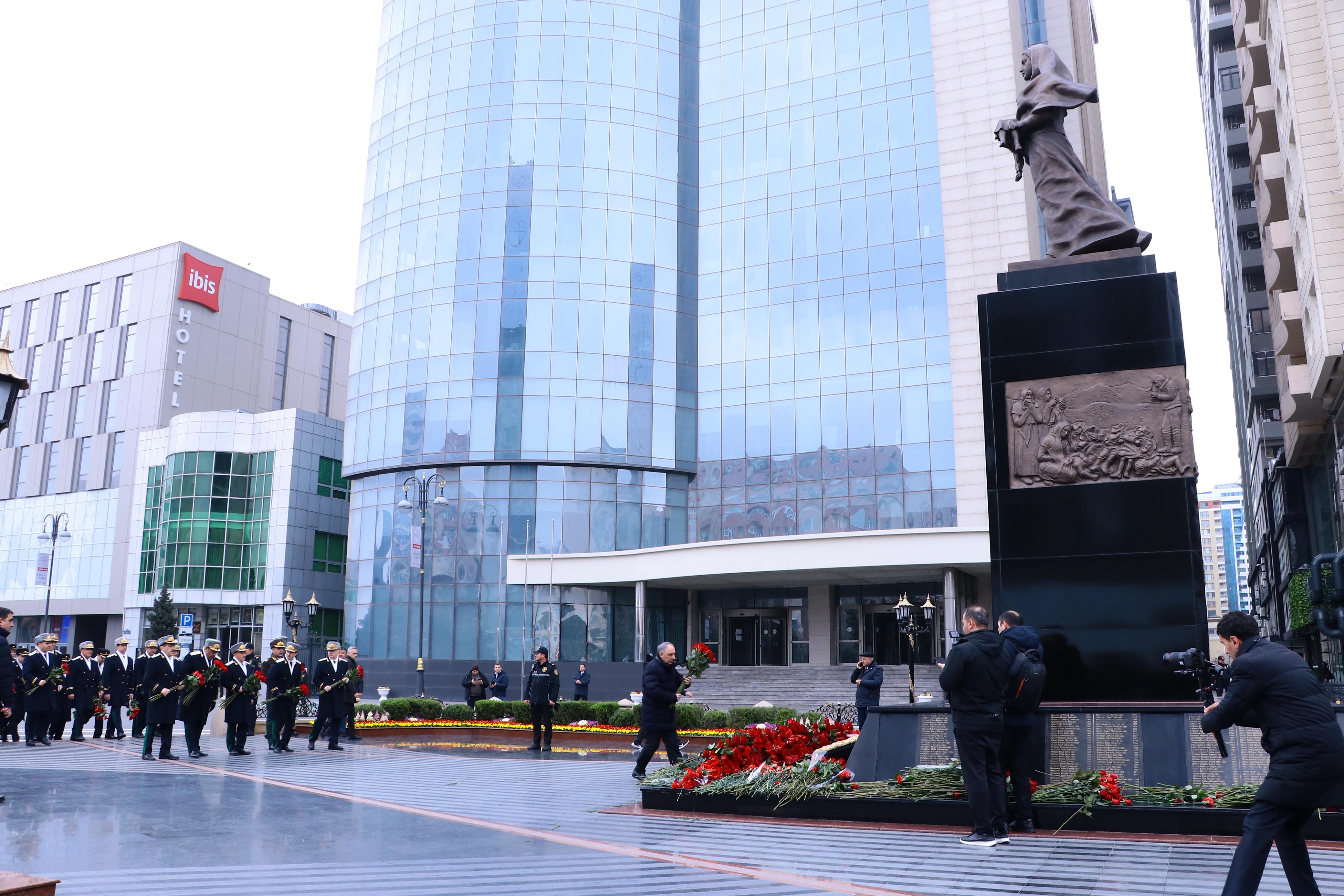 Prokurorluq əməkdaşları Xocalı soyqırımı abidəsini ziyarət edib