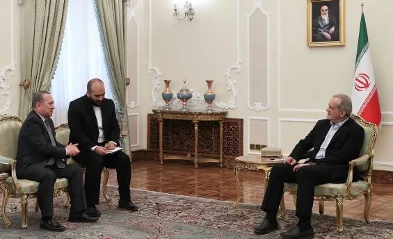 Qırğızıstan səfiri etimadnaməsini İran prezidentinə təqdim edib