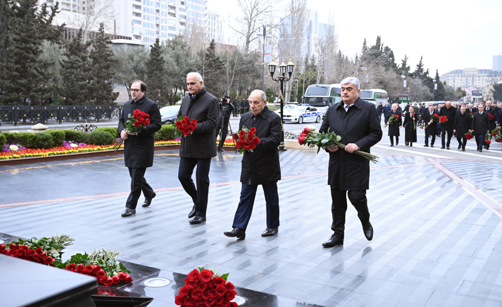 Nazirlər Kabinetinin kollektivi Xocalı soyqırımı abidəsini ziyarət edib