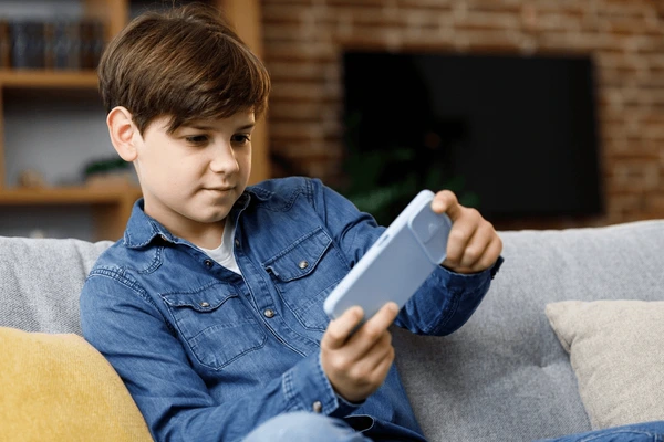 Uşaqlarla bağlı sosial şəbəkələrə məhdudiyyətlərin tətbiqi təklif edir