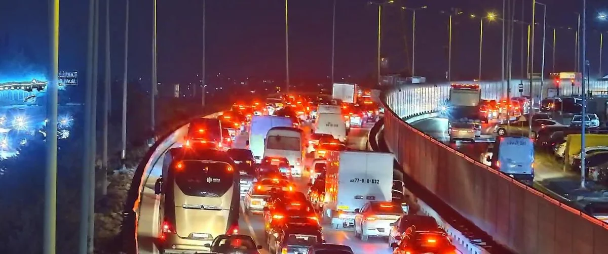 Bakı dairəvi yolunda avtomobil yanıb, sıxlıq yaranıb