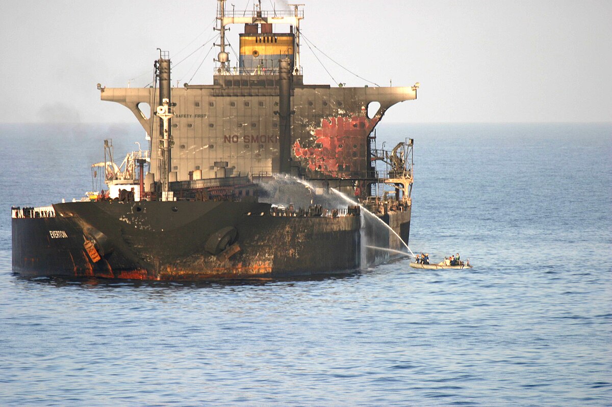 Küveyt yaxınlığında neft tankeri partlayıb