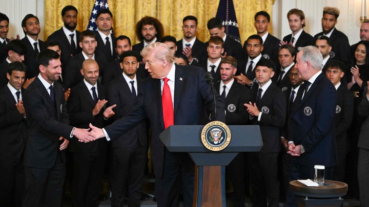 Donald Tramp Ağ Evdə Messi ilə Peleni müqayisə edib