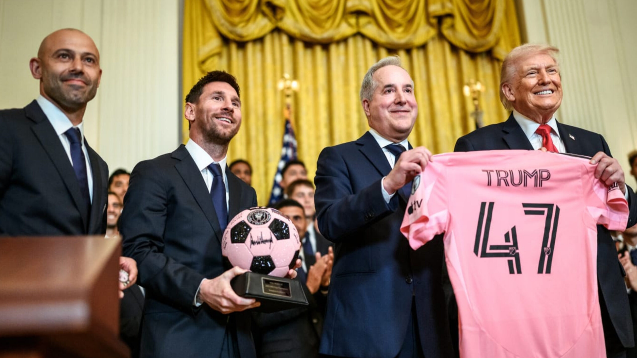 Messi ABŞ Prezidentinə imzalı top hədiyyə edib