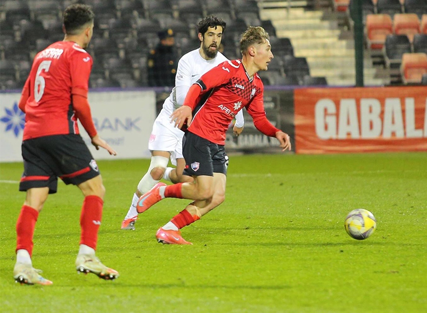 "Sabah"ın futbolçusu yubiley qoluna imza atdı 