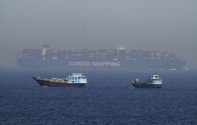 İran Hörmüz boğazında gəmini dronlarla vurub