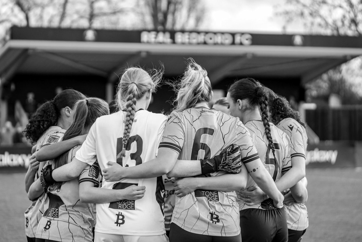 İngiltərədə 15 yaşlı qadın futbolçu oyun zamanı ölüb 