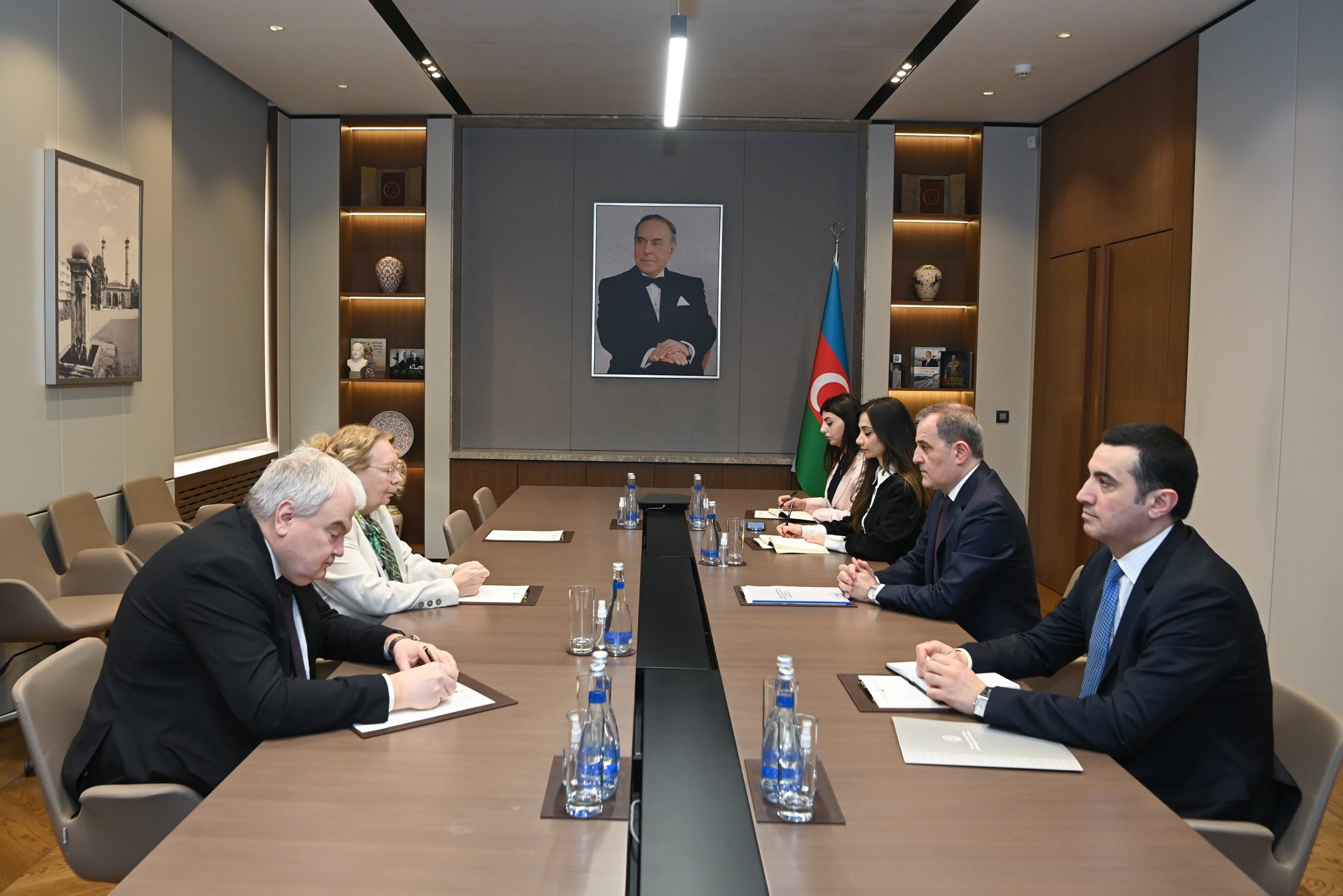 Ceyhun Bayramov BMT-nin Cenevrədəki Ofisinin baş direktoru ilə danışıqlar aparıb