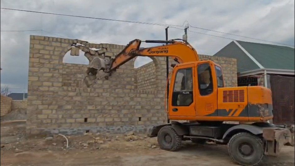 Gəncədə qanunsuz tikililər sökülüb 