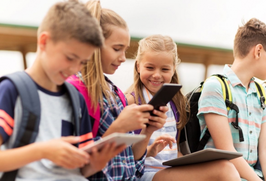 Polşa məktəblərində mobil telefonlardan istifadə qadağan ediləcək