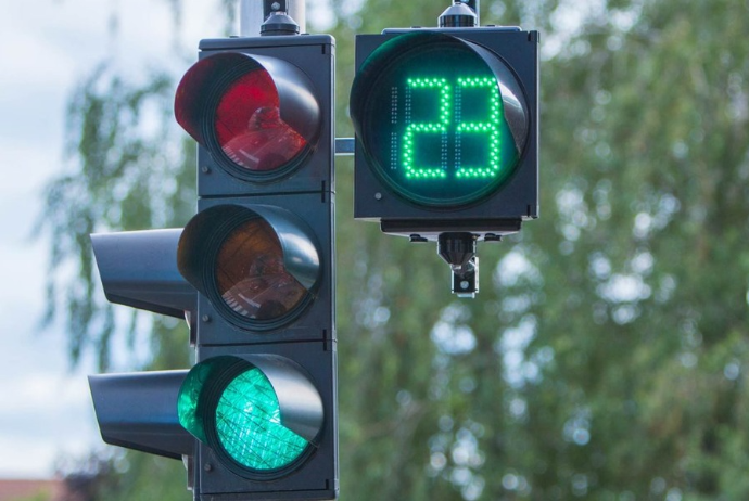 Tbilisi prospektinin Əbdülvahab Salamzadə küçəsi ilə kəsişməsində yeni svetoforlar işə salınıb - YENİLƏNİB