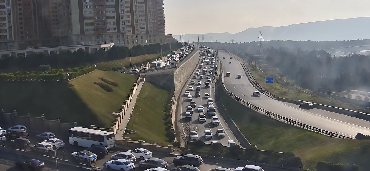 Bakıda tıxac müşahidə olunan yollar - SİYAHI