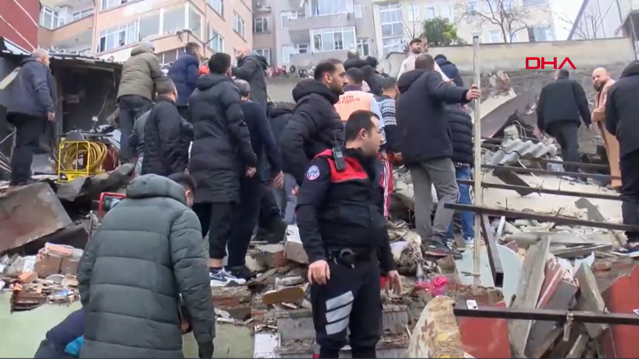 İstanbulda yaşayış binası çöküb 