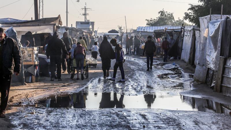 İsrailin Qəzzaya hücumları nəticəsində didərgin düşmüş fələstinlilərin çadırları su altında qalıb