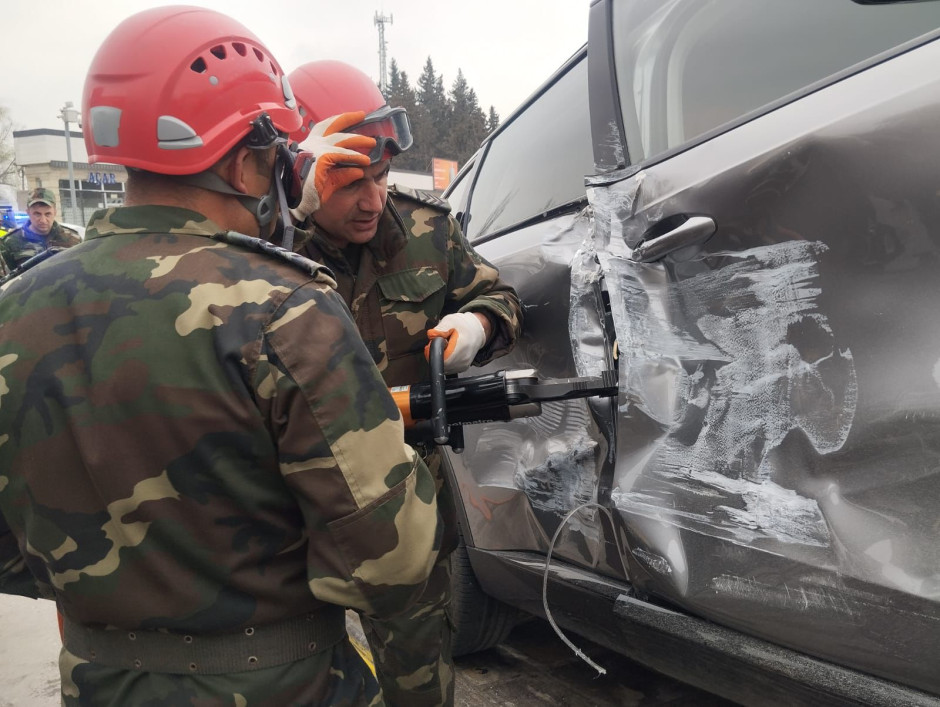 Xaçmazda yol-nəqliyyat hadisəsi zamanı avtomobildə sıxılı vəziyyətdə qalan şəxs xilas edilib