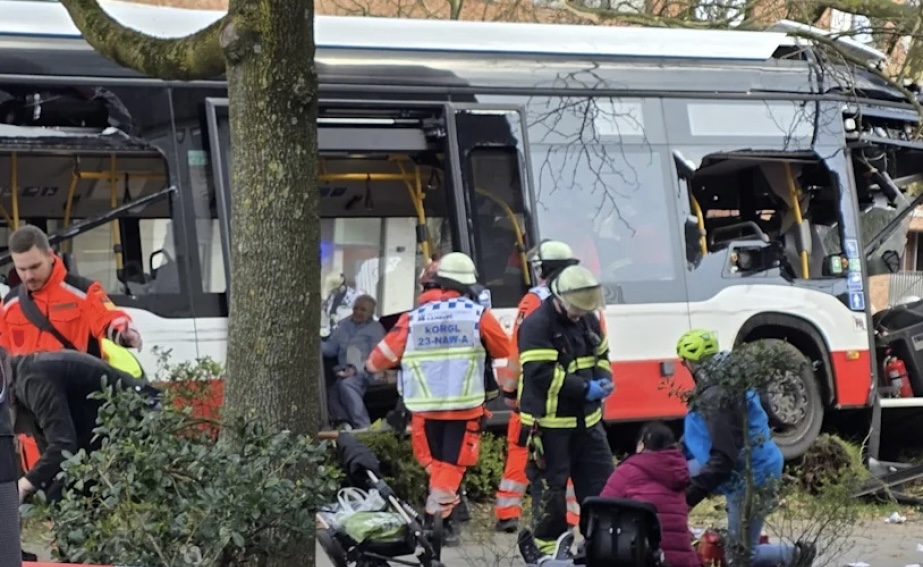 Hamburqda avtobus ağaca çırpılıb