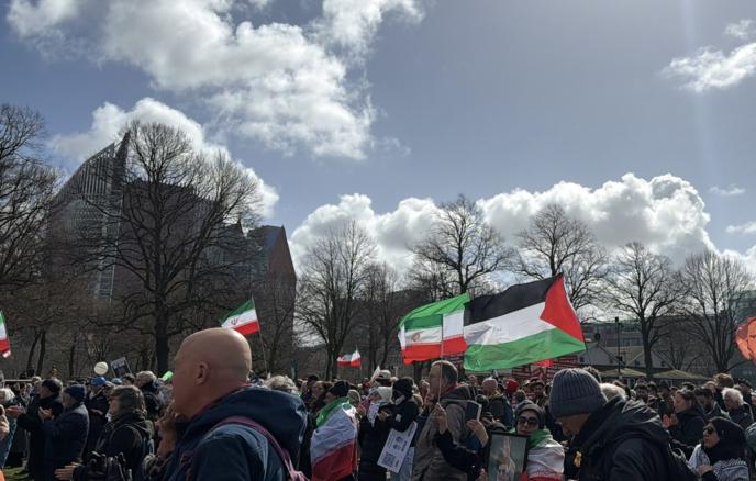 Haaqada İrana dəstək məqsədilə yüzlərlə insan mitinq keçirib