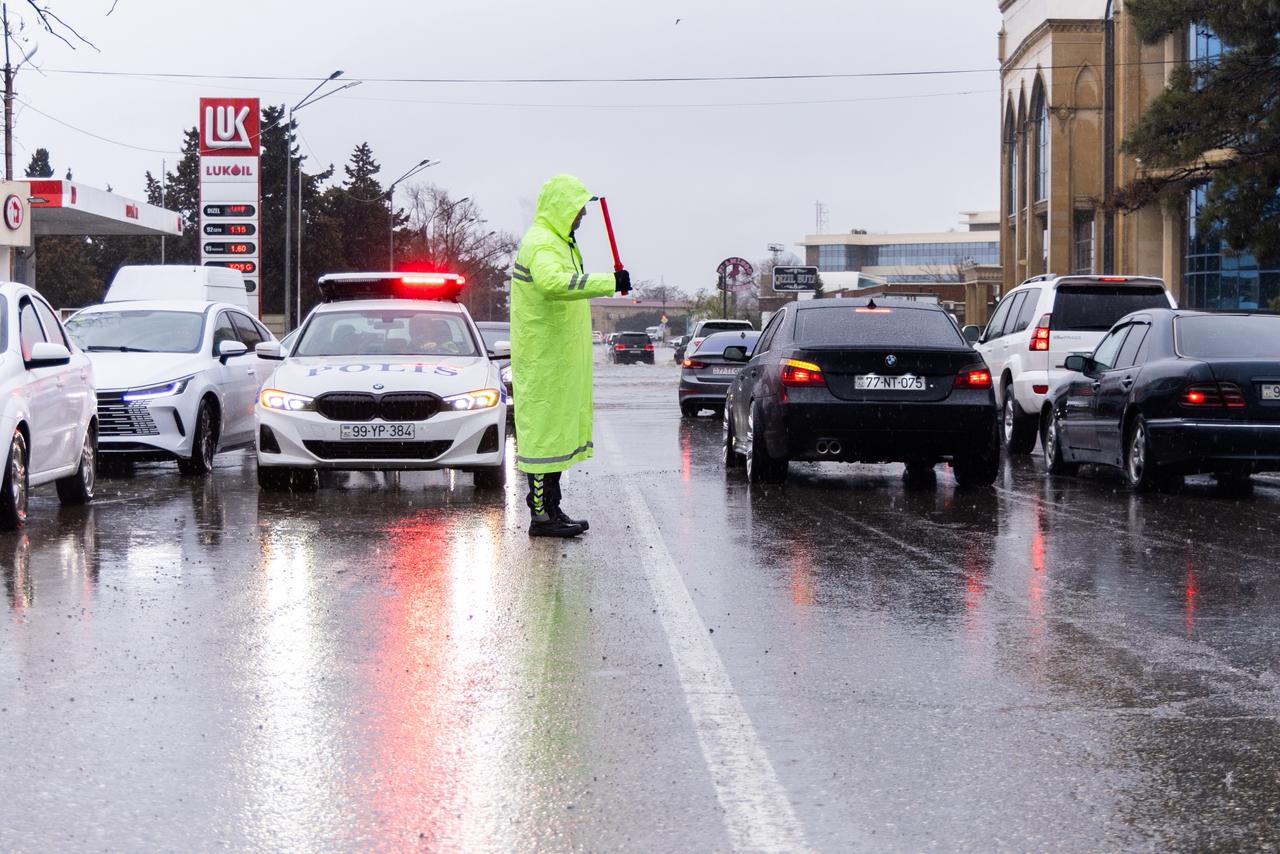 DİN: Yağışlı hava şəraitində polis xidmətini davam etdirir