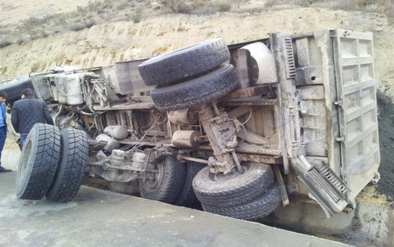 Kəlbəcərdə yük avtomobili aşıb, 3 nəfər ölüb