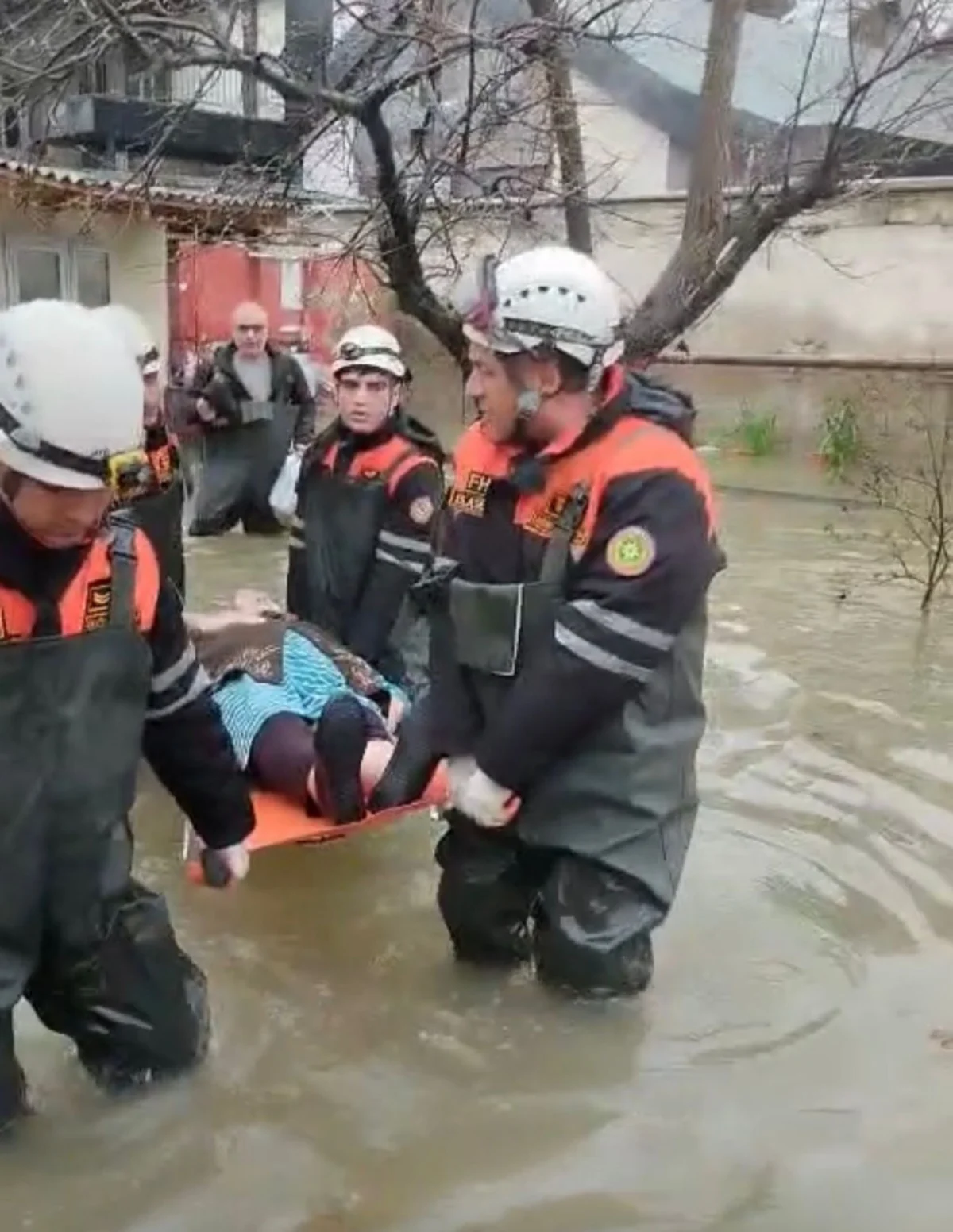 FHN: 216 nəfər təhlükəsiz əraziyə təxliyə edilib - FOTOLAR -VİDEO