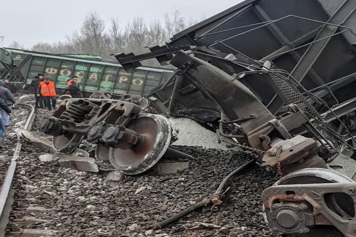 Rusiyada sərnişin qatarı relsdən çıxıb