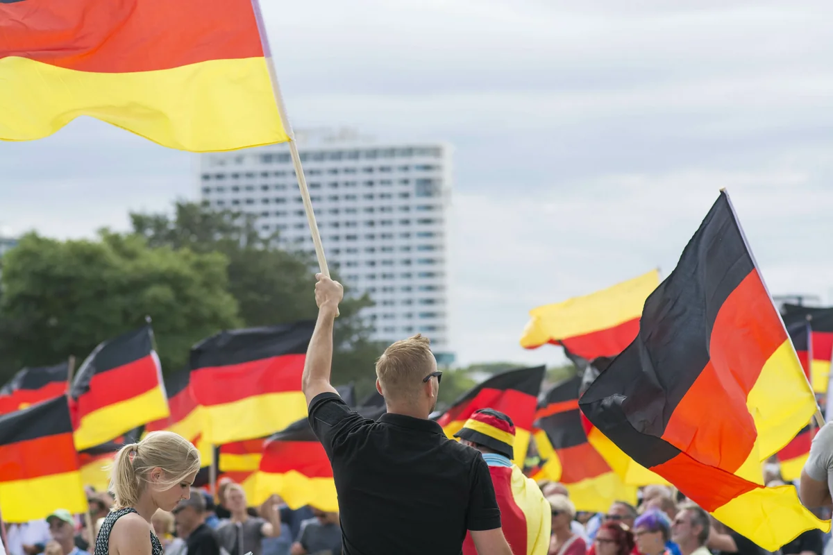 Almaniya 17-45 yaş arası kişilərin icazəsiz ölkədən çıxmasını qadağan edir