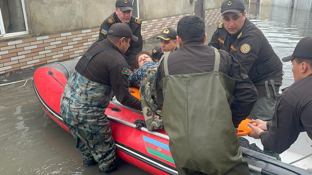 Keşlədə 58 nəfər təxliyə edilib, Bakıda su basmış yerlər təmizlənir - YENİLƏNİB