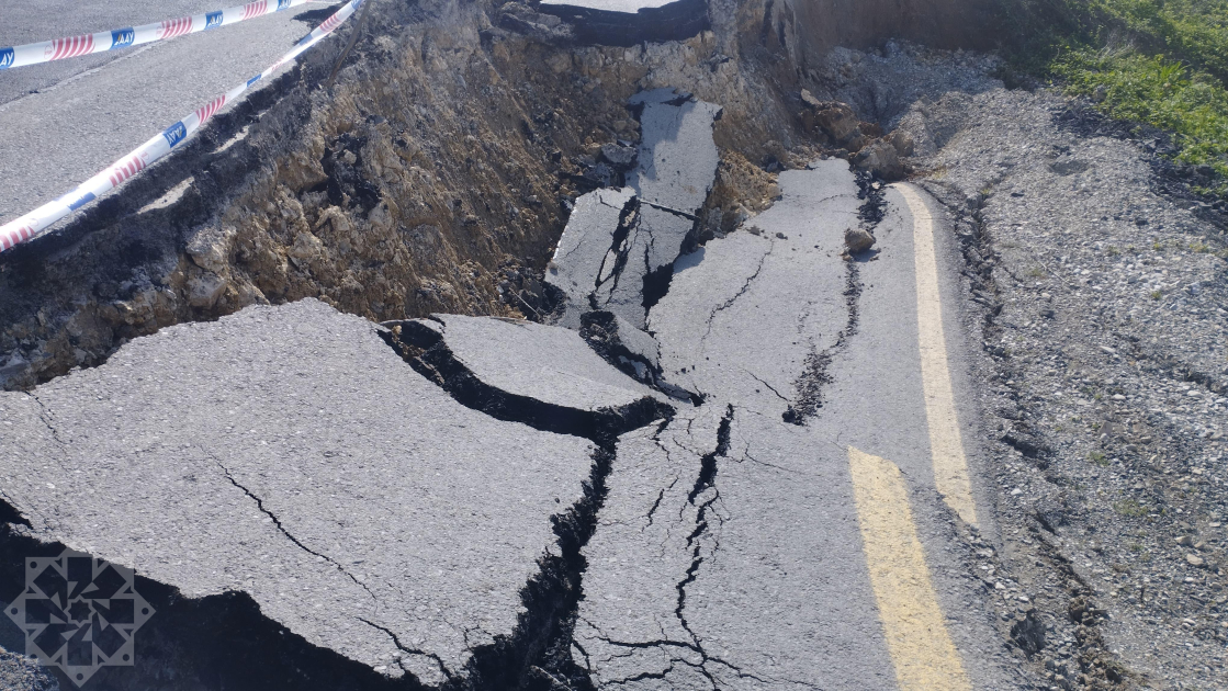 Bibiheybət yolunda torpaq sürüşməsi təhlükəsi yaranıb, hərəkət məhdudlaşdırılıb