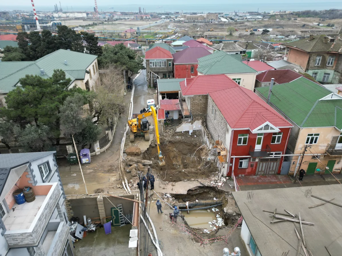 Xətaidə kollektorun üzərində tikilən ev sökülüb, xəttin bərpasına başlanılıb