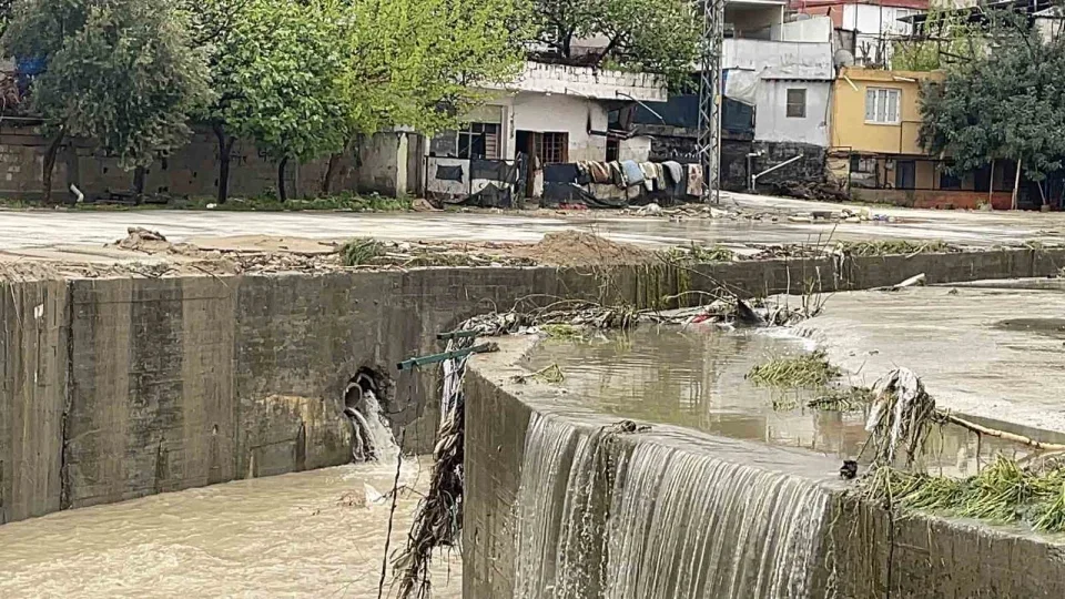 Türkiyədə güclü yağış səbəbindən 2 nəfər ölüb